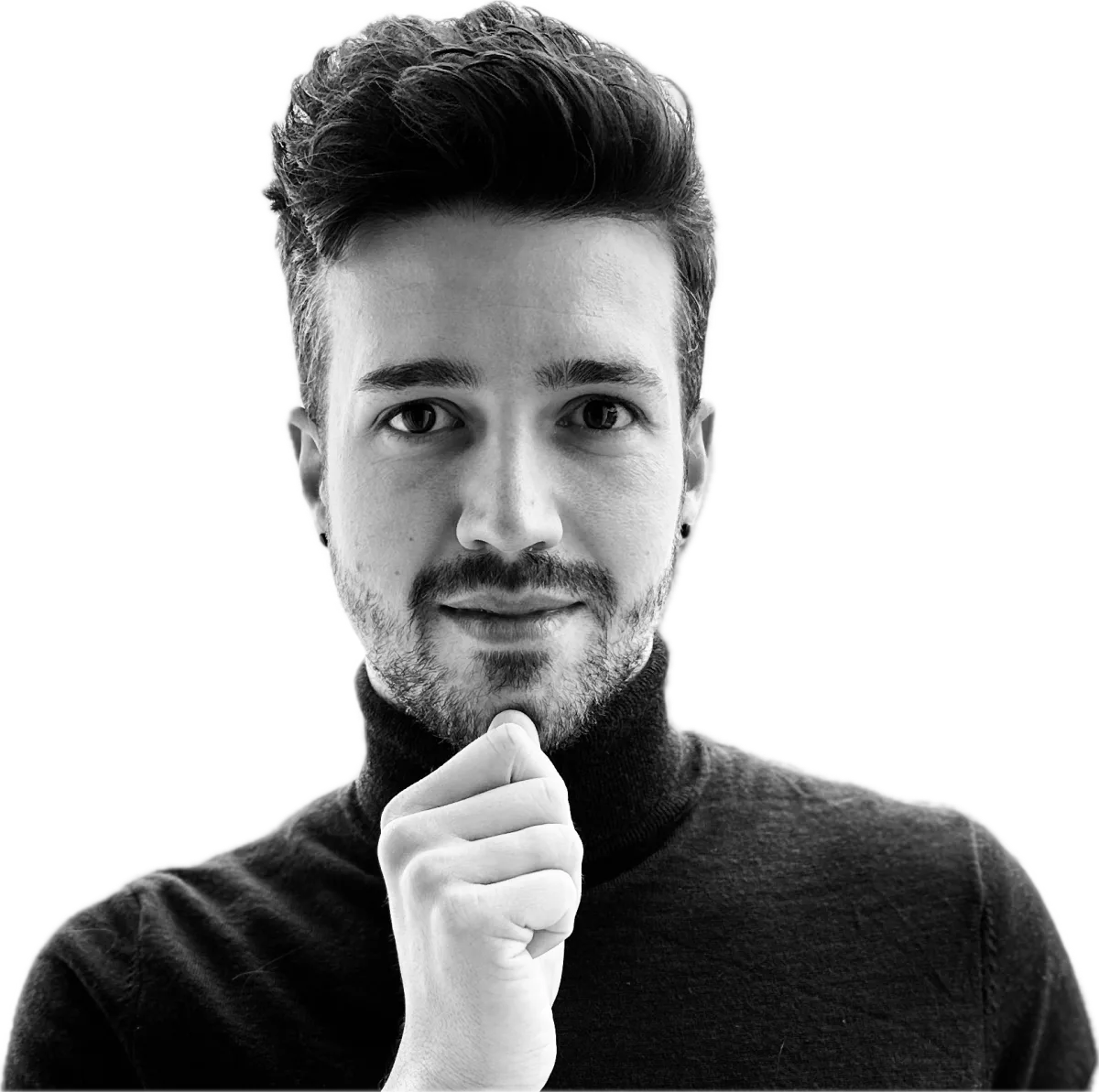 Dominik Jock, schwarz-weiß, im Rollkragenpullover, die Hand am Kinn