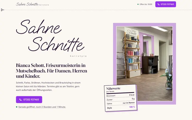 Startseite von Sahne-Schnitte: Schriftzug in Handschrift neben einem Foto des Salons mit lila Wänden
